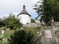 Pohled na kapli ze hřbitova