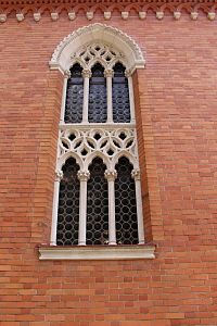 Okno kostela na jižní straně