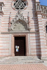 Vchod do kostela Panny Marie