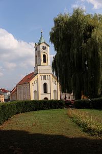 Hrob, kostel z parku na náměstí