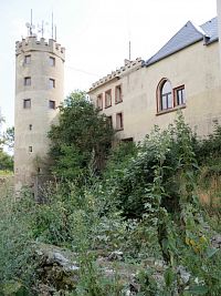Doubravka, příkop na východní straně hradu