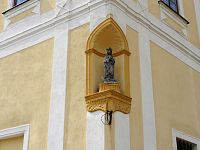 Soška Panny Marie v nároží zámecké budovy