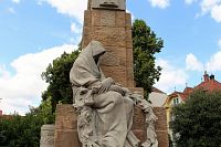 Lysice, socha ženy na pomníku