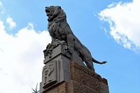 Lysice, socha lva na vrcholu pomníku