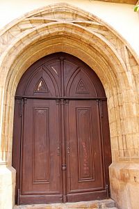 Vchod do kostela sv. Jakuba staršího