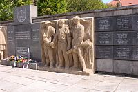 Pravá strana pomníku, druhá světová válka