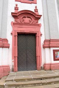 Boční vchod baziliky