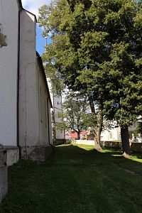 Severní stěna kostela