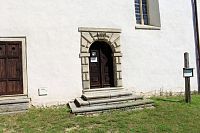 Vchod na jižní straně kostela