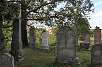 Náhrobky ve středu hřbitova