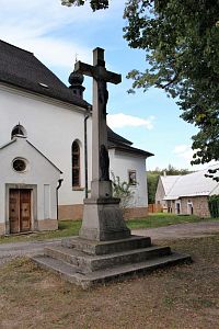 Kamenný kříž před kostelem