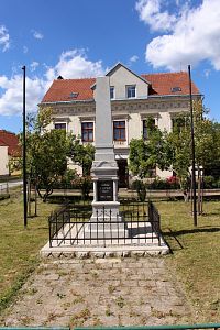 Válečné pomníky a kaple sv. Jana z Nepomuku ve Slavonicích.