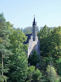 Pohled na kapli od zámku