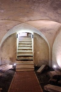 Vstup do podzemí kaple