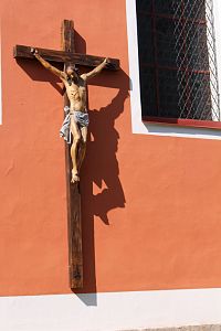Kříž na stěně kostela sv. Martina