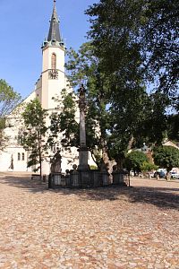 Sousoší, v pozadí kostel sv. Jáchyma