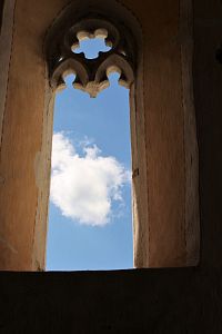 Okno na jižní straně kostela