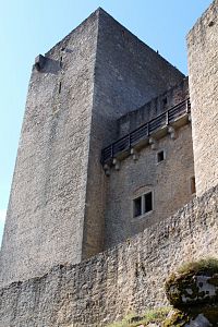 Pohled na věž z hradního příkopu