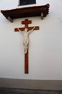 Kříž na severní stěně kostela