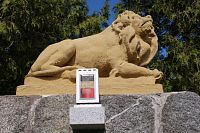 Lev na pomníku padlým