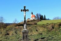 Křížek u Dolních Tedražic v pozadí Zdouň