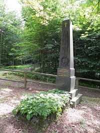 Pomník s hrobem