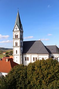 Pohled na kostel z okna zámku