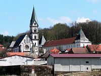 Pohled na kostel a zámek od SZ