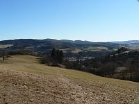 Pohled na Javornickou hornatinu a hrad Kašperk