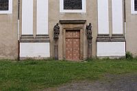 Vchod s barokními sochami
