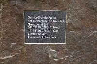 Deska na pomníku v němčině