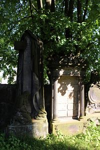 Náhrobky na bývalém hřbitově
