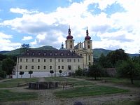 Hejnice, pohled na klášter z klášterní zahrady