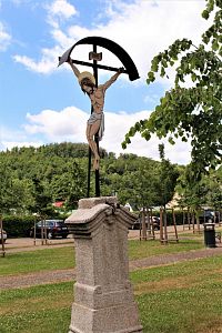Hejnice, kříž v parku u bývalého kláštera.