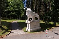 Socha lva u vstupu do parku