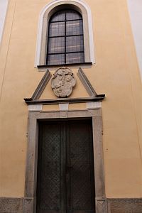 Hlavní vchod kostela v průčelí