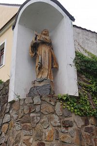 Socha ve zdi kláštera