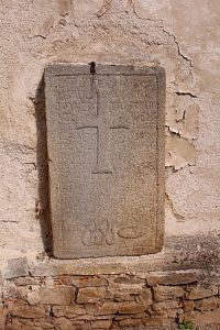 Náhrobní kámen ve stěně kostela