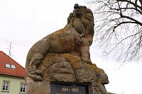 Lev na vrcholu pomníku