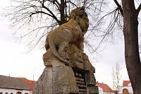 Zadní část sochy lva