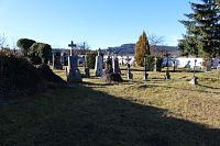 Pohled na hřbitov od brány