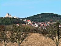 Pohled z louky jižně od města