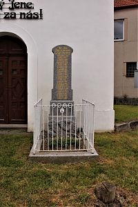 Pomník padlým před kaplí