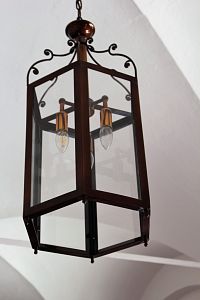 Lampa v arkádové chodbě