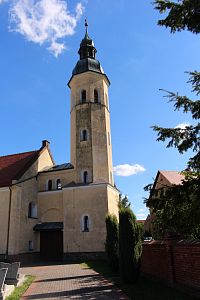 Pohled na věž kostela ze hřbitova