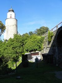 Most a věž kostela