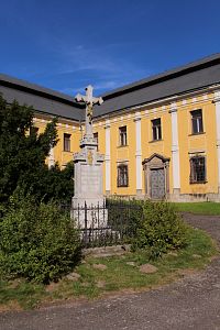 Kříž před klášterem