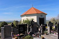 Hrobka rodu Kolowrat – Krakovských v Týnci.