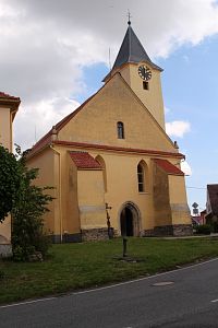 Západní průčelí a věž kostela