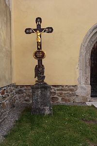 Kříž před vchodem do kostela